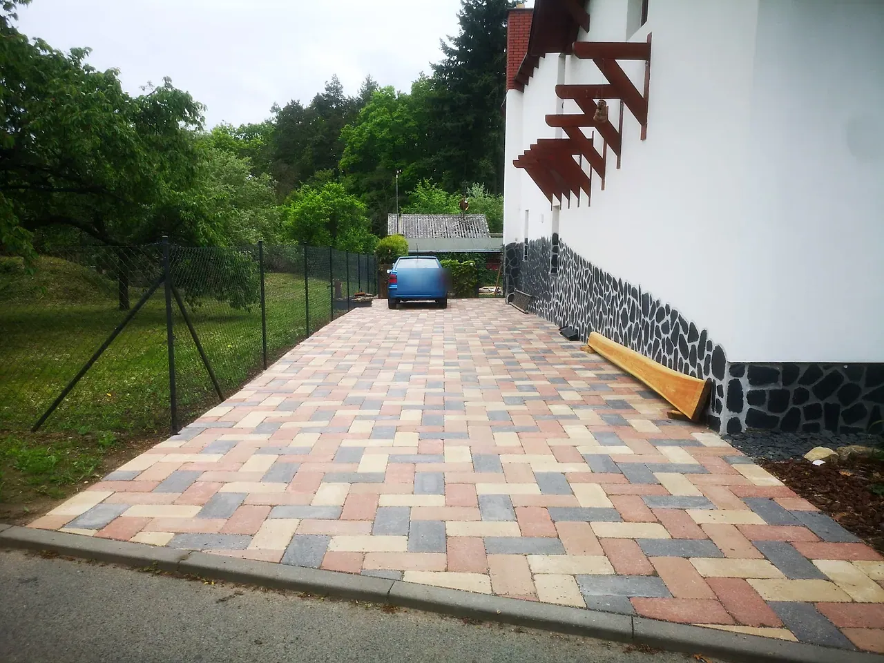 Nové stání ze zámkové dlažby vedle rodinného domu